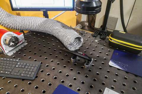 Trotec-Laseranlage mit aufgespanntem Metallteil