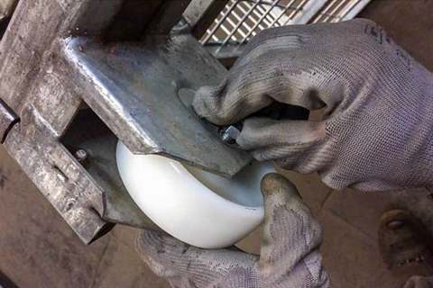 Reparatur eines Metallrollwagens mit Schleifwerkzeug